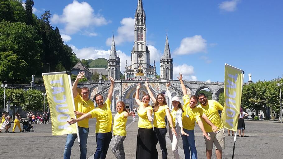 Youcat-Misionare in Lourdes