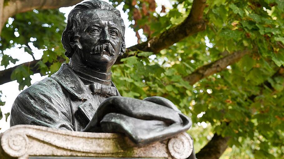 Als rastender Wanderer wird Theodor Fontane im Stadtzentrum von Neuruppin dargestellt.