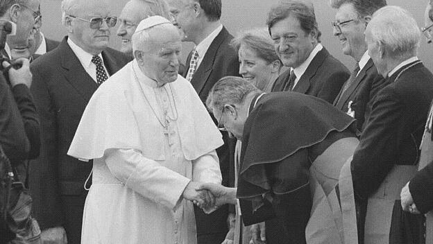 Deutschland-Besuch: Johannes Paul II. begrüßt Kardinal Lehmann
