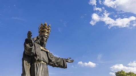 Nicht nur Br&auml;utigam, sondern auch K&ouml;nig mit g&ouml;ttlicher Autorit&auml;t: Gott ist die Liebe - und er ist allm&auml;chtig. Tschenstochau, Polen 19. Juli 2023: Schwarze Christusstatue mit dreifacher goldener Krone.