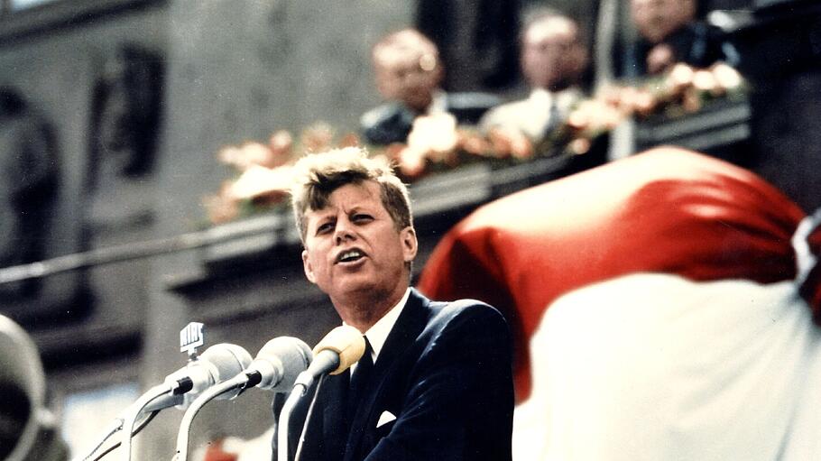JFK bei seiner Rede vor dem Rathaus in Schöneberg