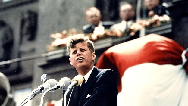 JFK bei seiner Rede vor dem Rathaus in Schöneberg