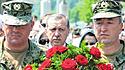 Erdogan, damals noch türkischer Ministerpräsident, legte Blumen an der Gedenkstätte in Srebrenica nieder.