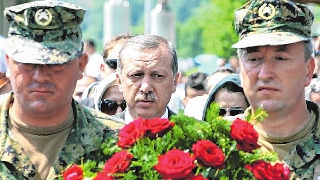 Erdogan, damals noch türkischer Ministerpräsident, legte Blumen an der Gedenkstätte in Srebrenica nieder.