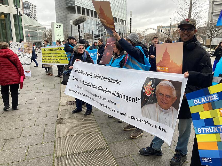 Demos vor der Tür des Synodalen Weges