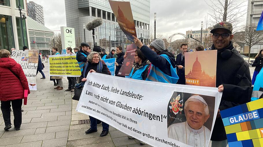 Demos vor der Tür des Synodalen Weges