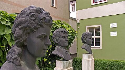 Büsten im Innenhof des Romantiker Hauses in Jena