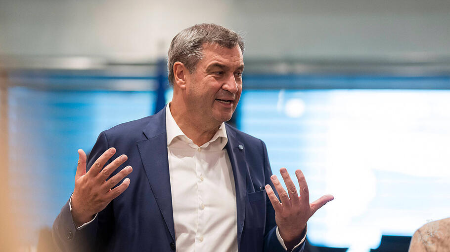 Der bayerische Ministerpräsident Markus Söder beweist Sängerqualitäten