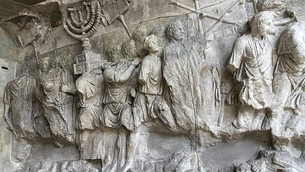 Ausstellungseröffnung In die Weite in Köln im Museum Kolumba. Detailansicht des Reliefs Siegeszug der Römer mit Kultger