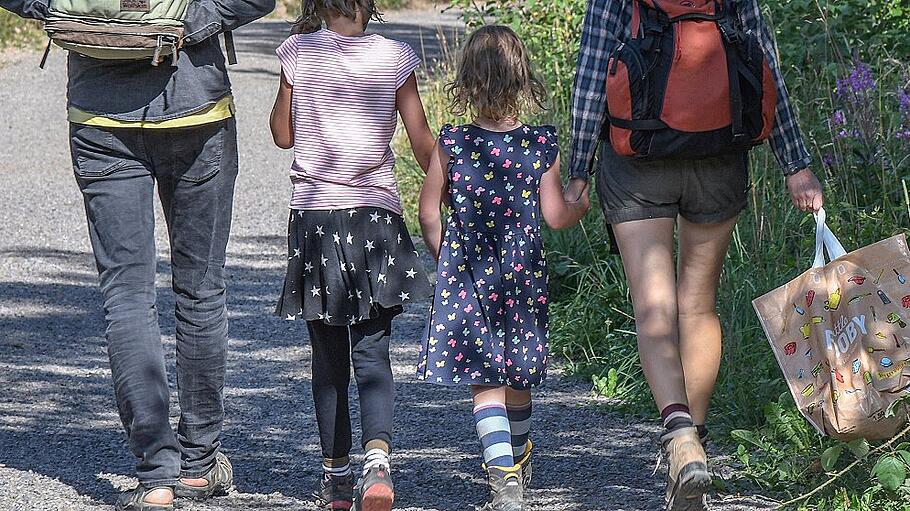 Familienausflug : Wanderung zu einer Badebucht am Schluchsee im Suedschwarzwald.