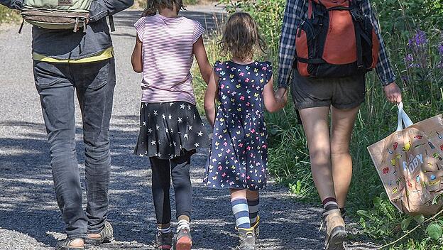 Familienausflug : Wanderung zu einer Badebucht am Schluchsee im Suedschwarzwald.