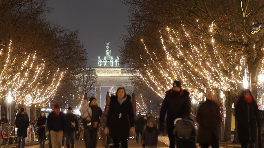 Weihnachtsbeleuchtung  auf der Straße Unter den Linden in Berlin.