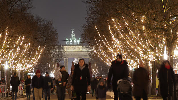 Weihnachtsbeleuchtung  auf der Straße Unter den Linden in Berlin.
