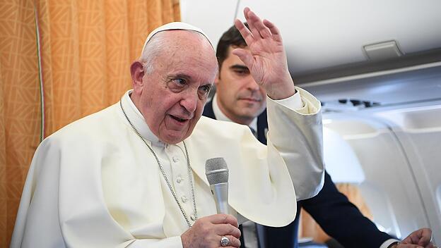 Papst Franziskus auf dem Rückflug von Nordmazedonien
