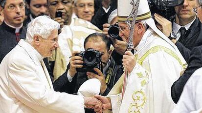 Der „Papa emeritus“ Benedikt XVI. (2005–2013) und Papst Franziskus.
