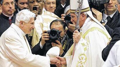 Der &bdquo;Papa emeritus&ldquo; Benedikt XVI. (2005&ndash;2013) und Papst Franziskus.
