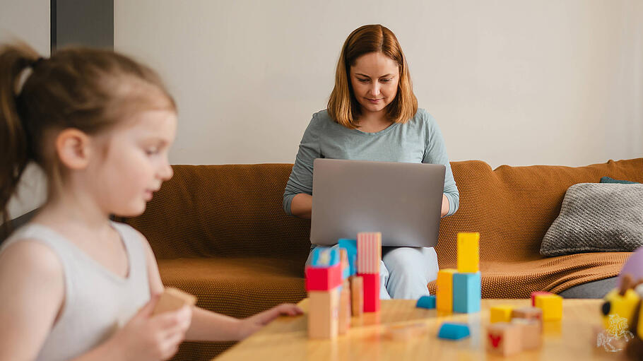 Arbeitende Mutter mit Kind