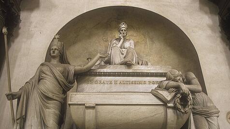 Das gewaltige Marmorkenotaph in Santa Croce in Florenz