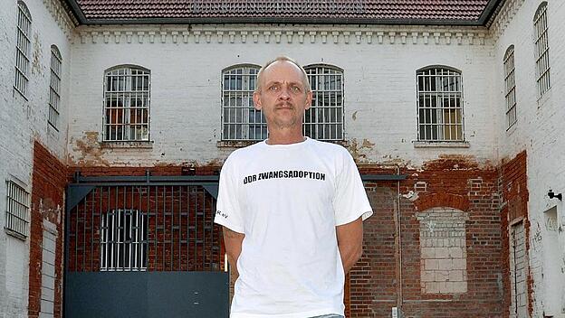 Andreas Laake vor dem Gefängnis