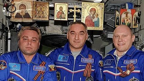 Mit Ikonen reiste diese russische Besatzung ins All.
