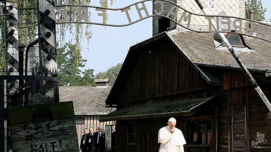 Papst Franziskus geht durch das "Arbeit macht Frei"-Haupttor des Konzentrationslagers KL Auschwitz