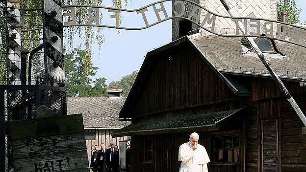 Papst Franziskus geht durch das "Arbeit macht Frei"-Haupttor des Konzentrationslagers KL Auschwitz