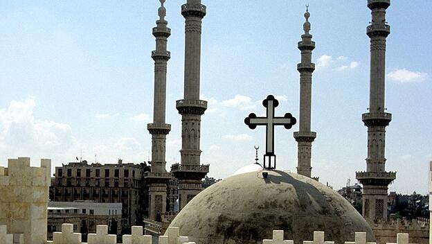 Minarette überragen die Kuppel der chaldäischen Kathedrale in Aleppo.