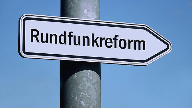 Wegweiser mit Schriftzug Rundfunkreform