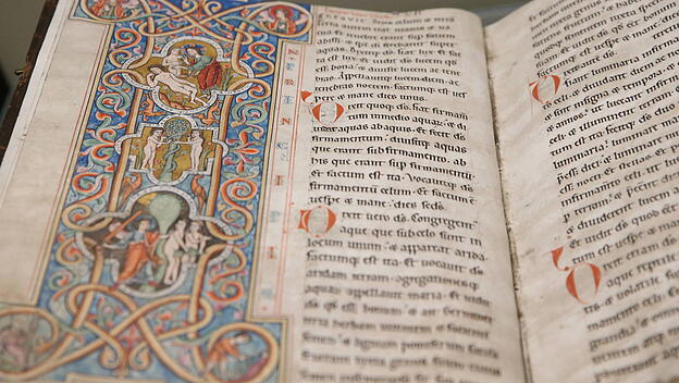 Von hier aus beschreibt die Bibel den Weg Gottes mit seinem Volk. Das Neue Testament macht deutlich: Nicht nur Israel, alle Menschen sind zu Gott hin berufen.
