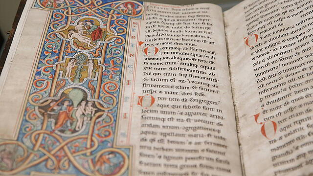 Von hier aus beschreibt die Bibel den Weg Gottes mit seinem Volk. Das Neue Testament macht deutlich: Nicht nur Israel, alle Menschen sind zu Gott hin berufen.