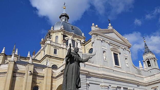 Aufbewahrung der ursprüngliche Grabtruhe des heiligen Isidro Labrador in Madrider Kathedrale Almudena