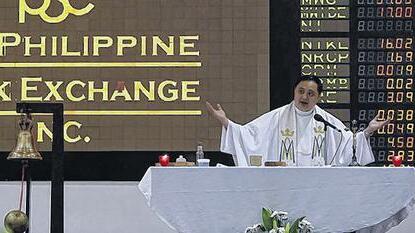 Philippinischer Geistlicher feiert die Eucharistie in der Börse von Makati City in Manila