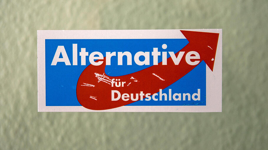 Ein AfD-Aufkleber an einer Wand.