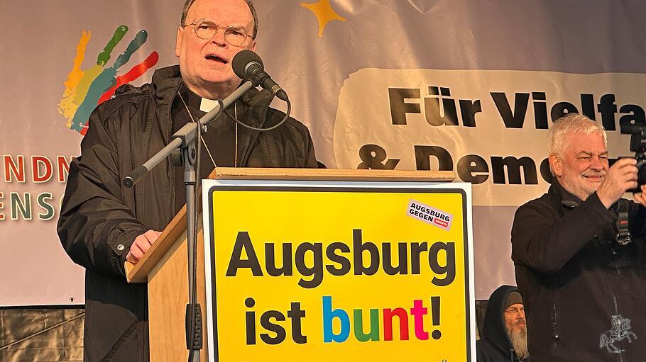 Bischof Meier bei einer "gegen rechts"-Demo in Augsburg.