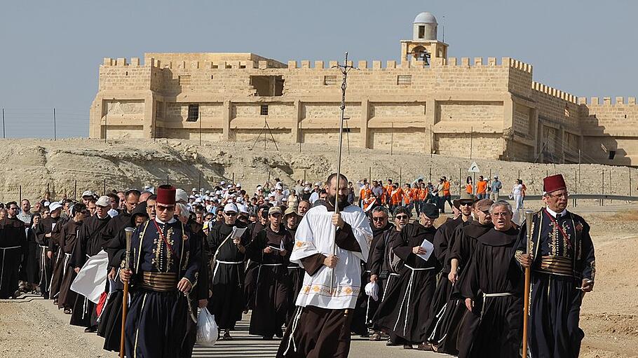 Franziskanerbrüder und Pilger bei einer Prozession an der Jordan-Taufstelle