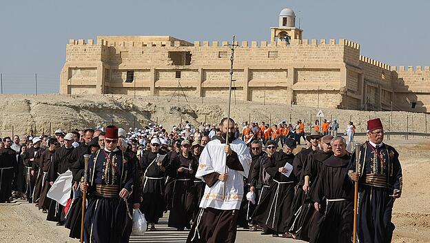 Franziskanerbrüder und Pilger bei einer Prozession an der Jordan-Taufstelle