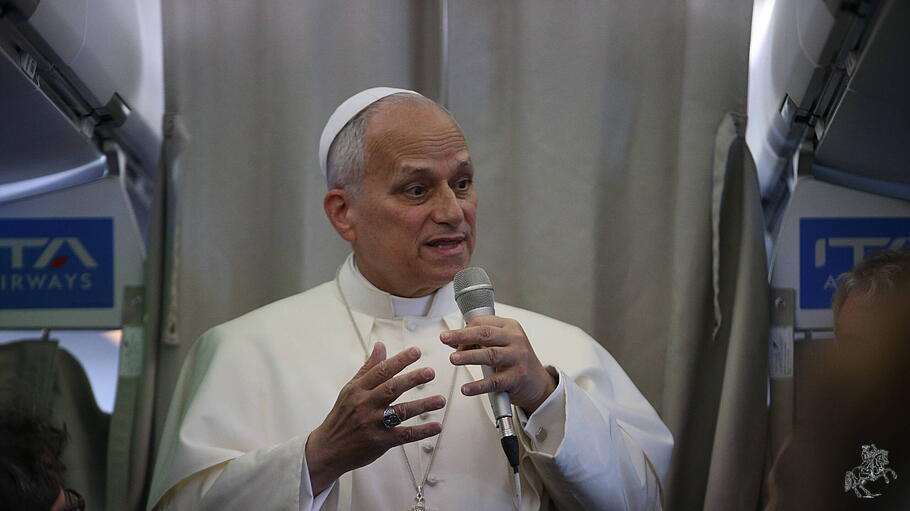 Papst Leo im Flugzeug auf dem R&uuml;ckflug von Beirut nach Rom