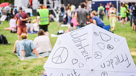 Schirm mit den Begriffen "Wahrheit" und "Freiheit"