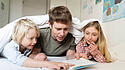 Vater mit Kindern