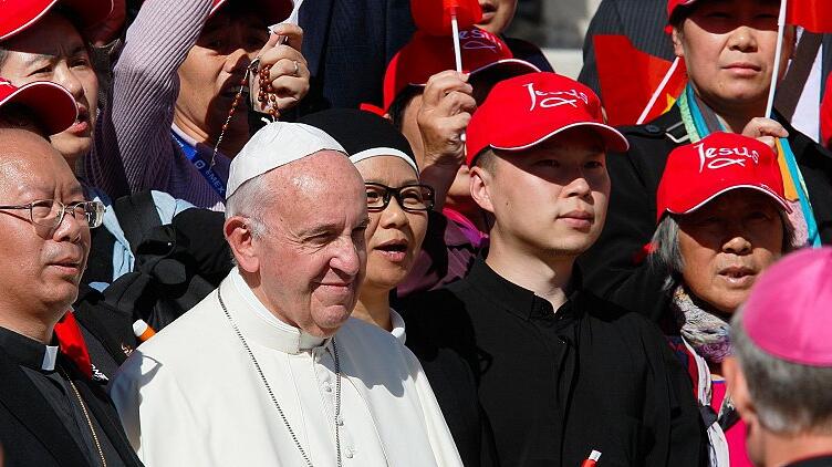 Papst Franziskus mit chinesischen Pilgern