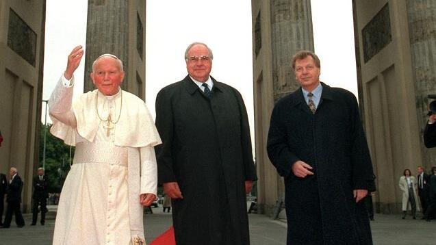Papst und Kanzler Kohl am Brandenburger Tor
