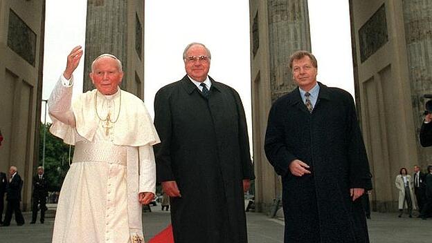 Papst und Kanzler Kohl am Brandenburger Tor