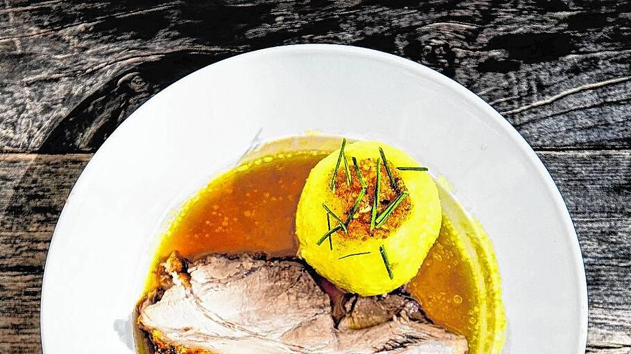 Der Klassiker: Ein Teller mit zwei Stücken Schweinebraten und einem Knödel.