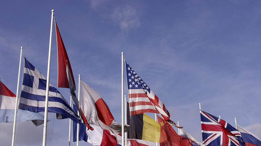 Nationalflaggen wehen im Wind