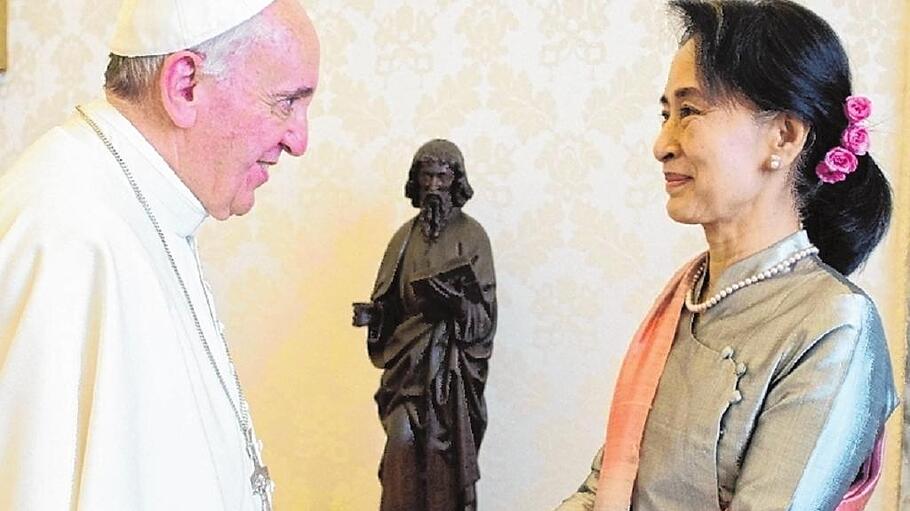 Pope receives Nobel Peace Aung San Suu Kyi