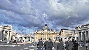Dunkle Wolken über dem Vatikan