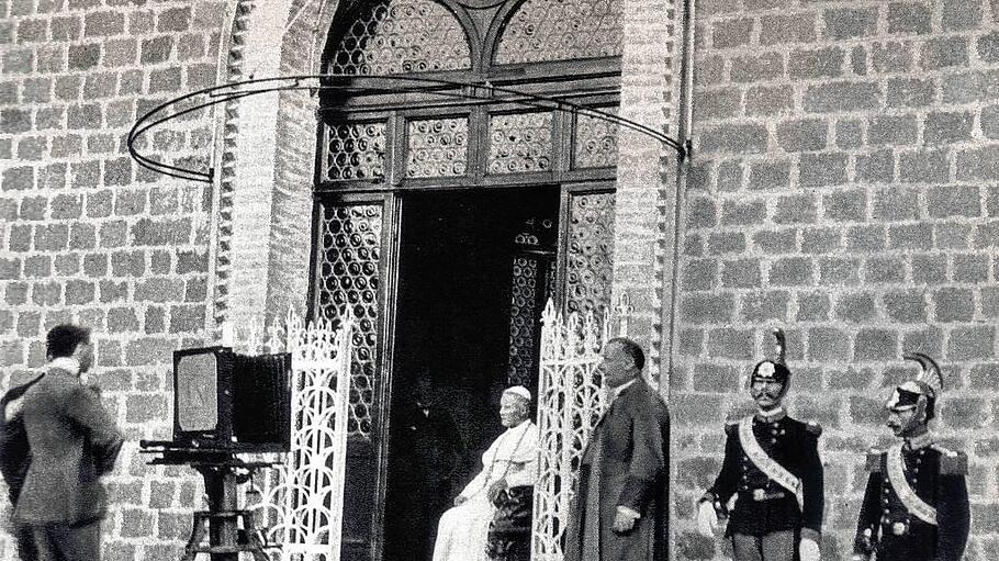 Erste offizielle Pontifikatsfoto entsteht: Pius X. 1903 vor der Kamera.