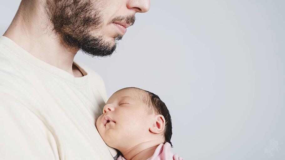 Vater mit Baby