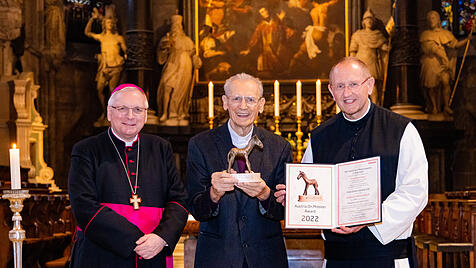 Missio-Nationaldirektor Karl Wallner und österreichischer Militärbischof Werner Freistetter ehrten Salesianerpater Johann Kiesling