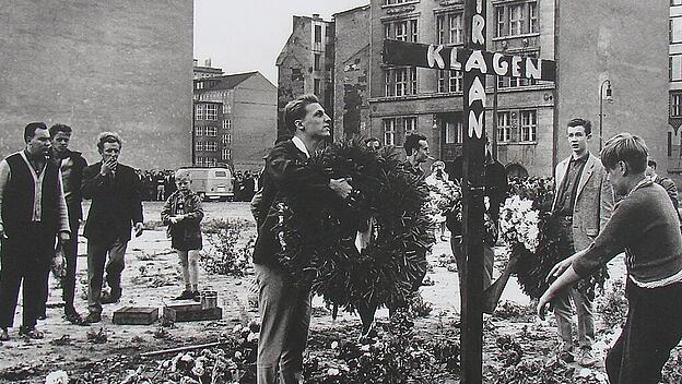 Kreuz zur Erinnerung an Peter Fechter